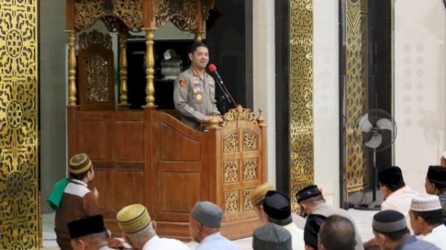 Kapolrestabes Makassar Kombes Pol Arya Perdana saat safari subuh di Masjdi Nurul Jamil, BTP Kecamatan Tamalanrea. Foto Ist