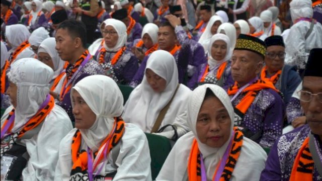 Kloter pertama jemaah calon haji 2025 dari embarkasi Makassar. (Foto: Sinta_harian.news)