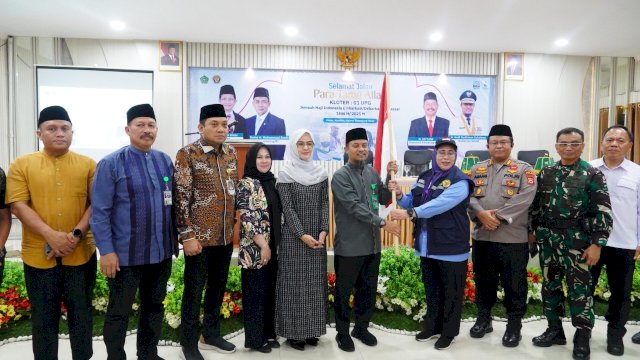 Gubernur Sulsel Andi Sudirman Sulaiman hadir dalam pelepasan Jemaah Calon Haji Kloter 1 Embarkasi Makassar. Foto: HN/Sinta
