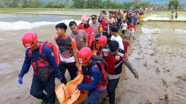 Para tim sar gabungan saat mengevakuasi korban tenggelam di Sungai Savana, Maros. foto.ist