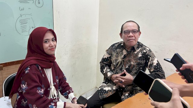 Bincang-bincang konselor Dr Rahmatiah bersama Sekretaris Jurusan Jurnalistik UIN Alauddin Makassar Arham Selo. Foto: dok HN