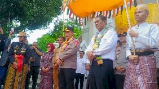 Kapolri Jenderal Listyo Sigit saat disambut dengan Tari Paddupa di Rujab Bupati Bone ||irman_harian.news