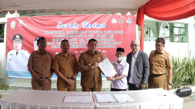 Proses penyerahan PSU kepada Pemkot Makassar. Foto: dok