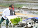 Ketika Wapres Gibran dan Mentan Amran Kompak Dorong Rice Transplanter di Ngawi