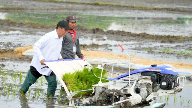 Mentan Amran dan Wapres Gibran Rakabuming Raka kompak mendorong alat tanam padi di Ngawi. Foto: dok
