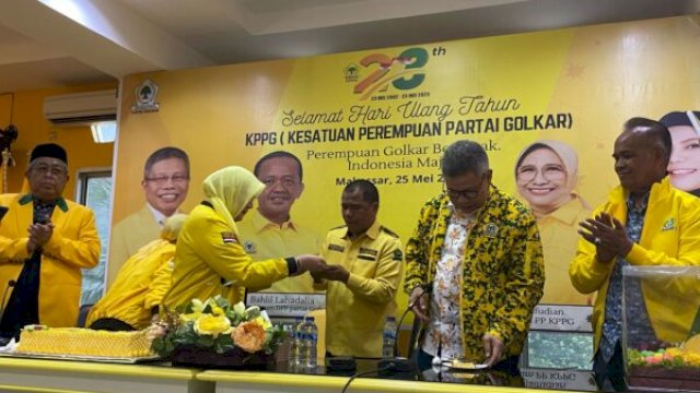 Taufan Pawe bersama jajaran pengurus Golkar Sulsel dan kader KPPG dalam tasyakuran HUT ke-23 ||handover_kppgsulsel