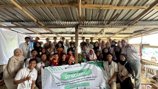 Para peserta, panitia, dan community partner berfoto bersama usai penutupan SIGNATURE PROJECT: SIPAKAMASE di Rumah Belajar Savana Makassar, Minggu (25/5). Kegiatan ini menjadi simbol kolaborasi untuk pendidikan yang lebih inklusif. ||doc_sipakamase