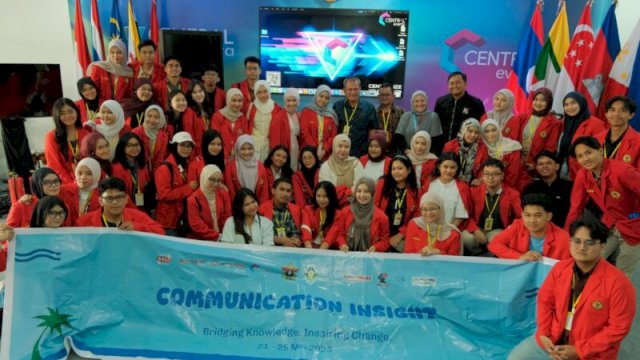 Para mahasiswa Ilmu Komunikasi Unhas berfoto bersama manajemen Central Event Bali usai sesi pemaparan ||handover_cominsightunhas