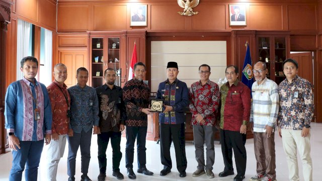 PLN Unit Induk Distribusi Sulawesi Selatan, Sulawesi Tenggara, dan Sulawesi Barat (UID Sulselrabar) bertemu dengan Gubernur Sulawesi Tenggara, Mayjen TNI (Purn) Andi Sumangerukka, S.E., M.M., serta Kepala Kepolisian Daerah Sulawesi Tenggara, Irjen Pol Dwi Irianto, S.I.K., M.Si., (Foto: PLN)
