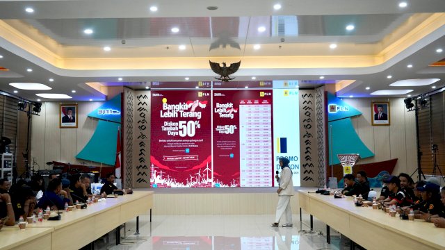 Kegiatan Sosialisasi aplikasi PLN Mobile dan program tambah diskon 50% kepada komunitas Pengemudi Mobil Online. (Foto: PLN)