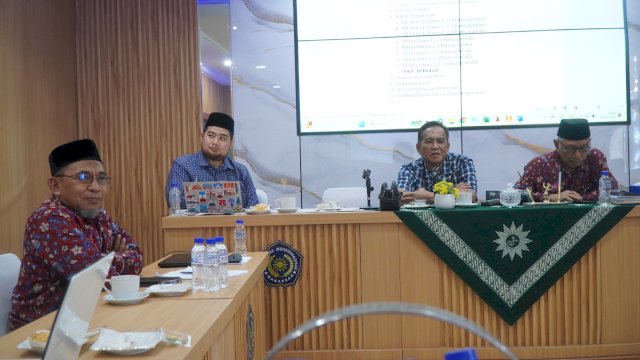 Rapat perdana panitia yang digelar di Menara Iqra Unismuh, Senin, 26 Mei 2025, dipimpin langsung oleh Ketua Panitia MTQ, Zainal Abidin, MH. Foto (Humas Unismuh)