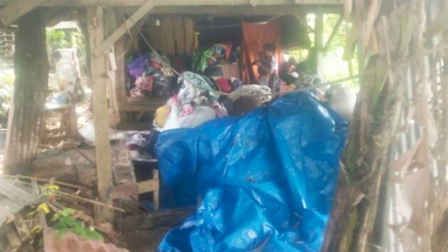 Kondisi dalam gubuk Haeruddin yang sempit dan telah tubuh ||harian.news@yuarizal