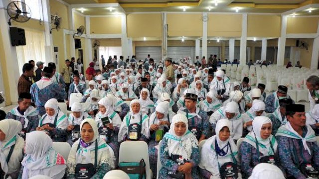 Kloter 33 Embarkasi Makassar Berangkatkan 391 JCH, Tiga Orang Batal