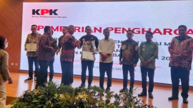 Wakil Bupati Sinjai, Andi Mahyanto Mazda saat menerima penghargaan dari KPK ||handover _diskominfosinjai