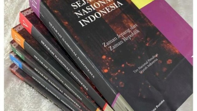 Buku Sejarah Nasional Indonesia jilid 1-6 terbitan Balai Pustaka. Tahun ini Kementerian Kebudayaan dengan proyek penulisan ulang Sejarah Indonesia sebanyak 10 jilid yang akan dirilis pada 17 Agustus 2025|| tangkaplayar_doc:metrobookstoremalang