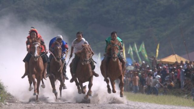 Ilustrasi pacuan kuda tradisional. Kuda pacu, joki, dan penonton berbaur dalam atmosfer festival budaya lokal. ||doc_kemdikbud