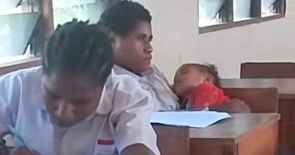 Kisah Haru Vivin, Siswi Papua Sekolah Sambil Gendong Adik