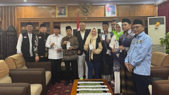 Penyerahan simbolis Kartu Nusuk kepada calon jamaah haji Indonesia oleh perwakilan Arab Saudi dan Kementerian Agama RI di Jakarta, menandai era digitalisasi ibadah haji ||handover_doc:pelayananhajikemenag