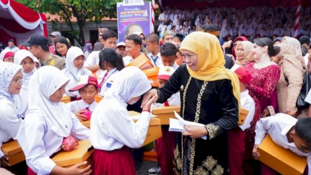 Gubernur Jawa Timur Khofifah Indar Parawansa mengumumkan program bantuan pendidikan Rp1 juta bagi siswa kurang mampu dalam peringatan Hardiknas 2025 di Surabaya ||tangkaplayar_instagram@siswajatim
