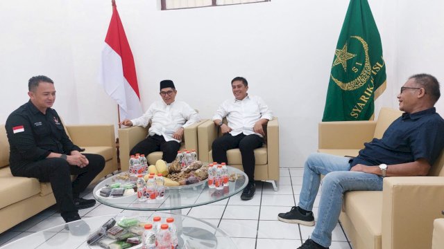 Pertemuan hangat antara Ketum Perisai (kiri), Hamdan Zoelva (tengah), Deng Ical (kanan) dan pengurus DPP SI di Kantor SI di Menteng, Jakarta, Selasa (24/6). (dok. HN)