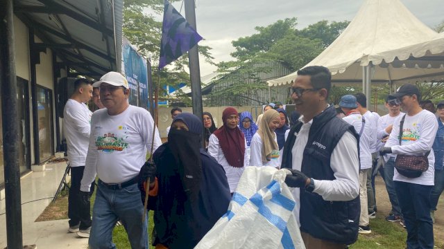 Akmal Idrus, CEO Rappo Indonesia (kanan), Wisnu Kontjoro Adi, General Manager PLN UIP Sulawesi (kiri pakai topi). (Foto: Gita/HN)