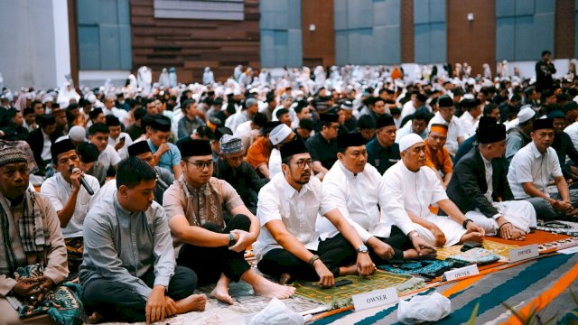 Para jamaah shalat idul adha di hotel sheraton makassar. (Foto: sheraton)