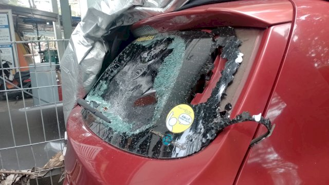 Mobil dr. Nilam yang diduga ditimpa ranting/sukun. (Foto: Gita/HN)