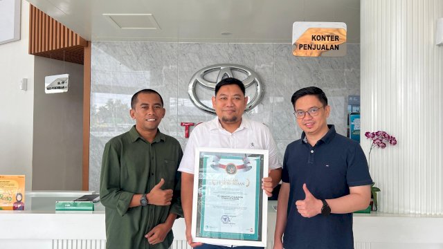 Pemerintah Kota Makassar melalui Dinas Lingkungan Hidup (DLH) memberikan penghargaan kepada Bengkel Kalla Toyota Alauddin sebagai Pengelolaan Limbah B3. (Foto: Kalla Toyota)