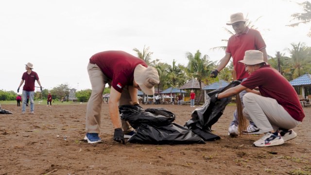 Aksi bersih pantai yang digelar GMTD. (Foto: ist)