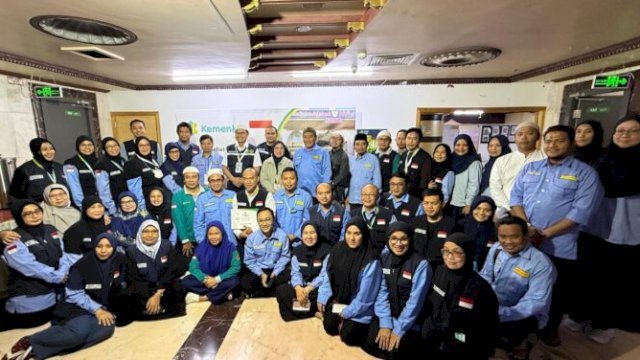 Prof. Taruna Ikrar saat meninjau layanan kesehatan jemaah di KKHI Makkah, fokus pada mitigasi risiko suhu ekstrem dan pendampingan lansia ||handover 