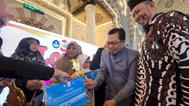 Ustaz Maulana saat menyerahkan sejumlah hadiah bersama Kabag Kesra Makassar Mohammad Syarief, Anggota DPRD Makassar Anwar Faruq dan Pengurus Masjid Raya Makassar ||handover 