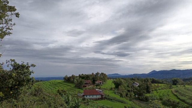 Panorama desa dari ketinggian, menyajikan pemandangan sekelas Eropa versi lokal ||yusrizal@harian.news