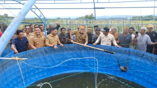 Bupati Jeneponto Paris Yasir bersama Wakil Bupati Islam Iskandar, di Dampingi Forkompinda saat panen padi dan ikan tawar di Desa Bontotiro (Dok: Humas Kominfo Jeneponto)