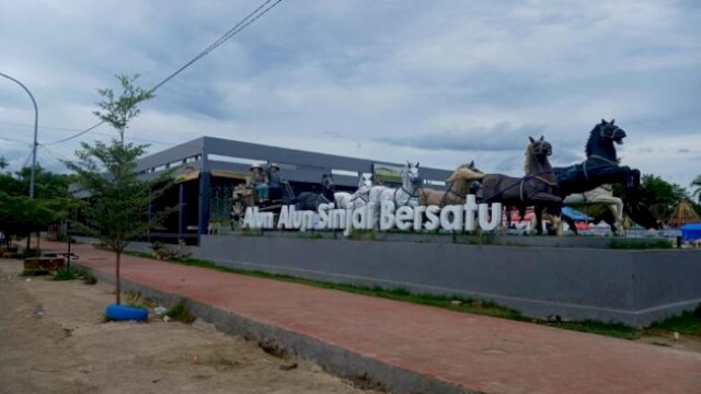 Di balik sentra kuliner mewah di Alun-Alun Sinjai, ada isu nepotisme pembagian kios ||irman@harian.news 