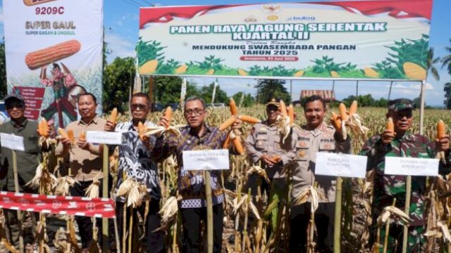 : Bupati Jeneponto Paris Yasir di dampingi Forkompinda dan Kapolres Jeneponto saat panen raya di Desa Balangberu Tarowang (dok: Humas Kominfo Jeneponto)