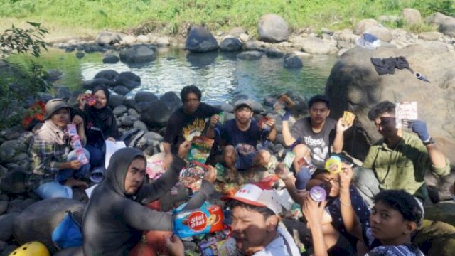 Relawan lingkungan sedang memilah sampah sachet di tepi Sungai Bialo, Bulukumba, saat brand audit Hari Lingkungan Hidup 2025 ||handover 