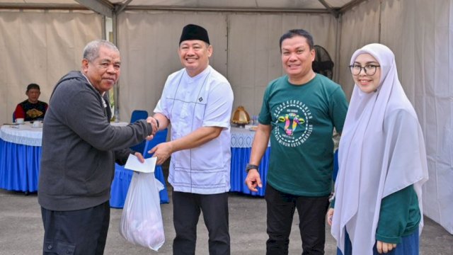 Plt Dirut PDAM Makassar, Hamzah Ahmad menyerahkan kurban, Sabtu (7/6). Dok. Hms