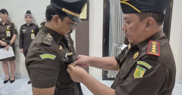 Kejari Tojo Una-Una Lantik Dua Kepala Seksi Baru