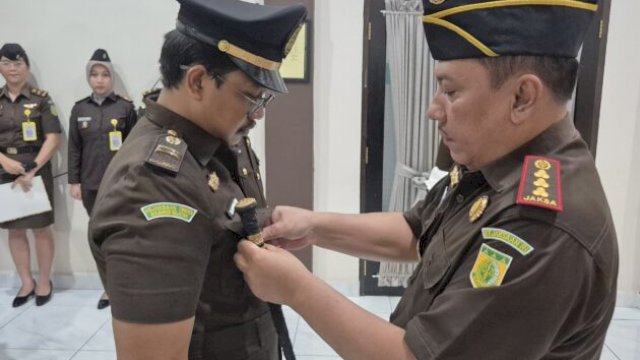 Kajari Pilipus Siahaan saat melantik dua Kepala Seksi baru di Aula Kejari Tojo Una-Una, Rabu (11/6/2025) ||handover 