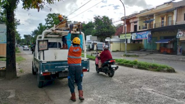 Kondisi kabel listrik dan Telkom yang putus dan menjuntai ke jalan usai ditabrak truk ODOL bermuatan furniture di Jl. Jendral Sudirman, Sinjai, Rabu pagi (11/6/2025) ||irman@harian.news 