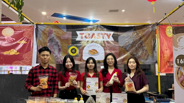 Mahasiswa UC Makassar membantu UMKM. 