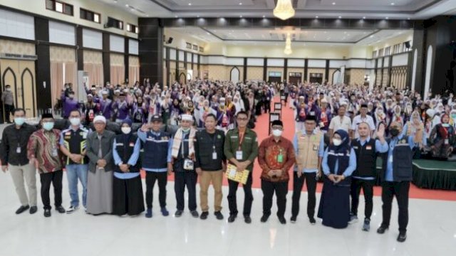 Penyambutan jemaah oleh Asisten Pemerintahan dan Kesra Sinjai bersama tim PPIH Sulsel ||humas