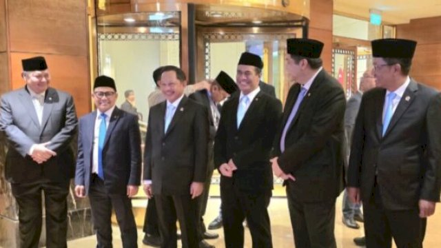 Menko Ekon Airlangga, Menko Pemberdayaan Masyarakat Muhaimin, Mendagri Tito, Mentan Amran, Menpera Maruarar dan Menkum Supratman saat menanti kedatangan Presiden di Fullerton Hotel, Singapura, Ahad 15 Juni 2025 malam. (Foto : Uca)