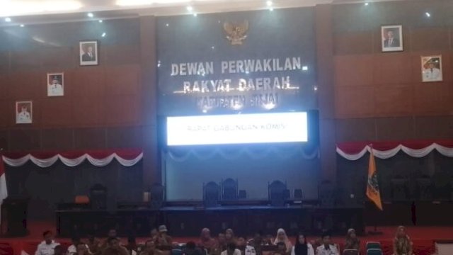 Anggota DPRD Sinjai saat menghadiri rapat gabungan komisi bahas investasi dan perizinan, Senin (16/6/2025) ||irman@harian.news 