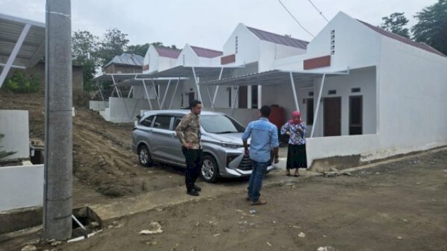 Andi Adry Ismawan Putra, Owner PPG, saat meninjau progres pembangunan rumah di Punggawa Residence ||irman@harian.news 
