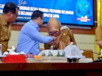 Cium Tangan Suami, Bupati Gowa Sentuh Banyak Hati