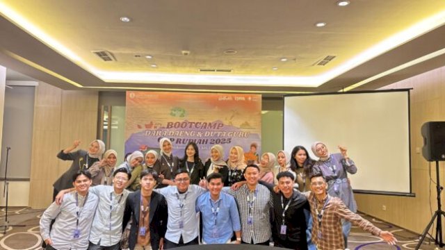 Peserta Bootcamp Dara Daeng Rupiah berfoto usai presentasi proyek Rupiah Talks ||handover 