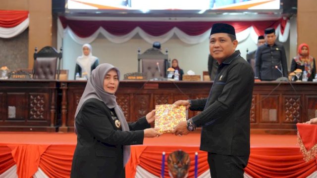 Bupati Sinjai Hj. Ratnawati Arif bersama Ketua DPRD Andi Jusman saat penyerahan empat Ranperda dalam Rapat Paripurna Istimewa DPRD Sinjai, Jumat malam (20/6/2025) ||irman@harian.news 