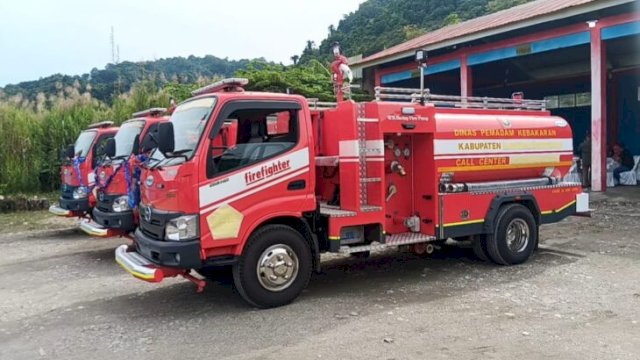 Tiga unit mobil pemadam kebakaran baru siap operasional di halaman kantor Damkar Kolaka Utara ||hamsul@harian.news 