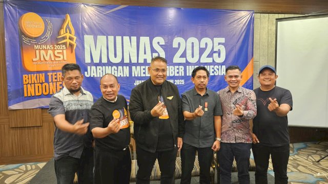 Teguh Santosa (keempat dari kanan), kembali terpilih di munas JMSI.